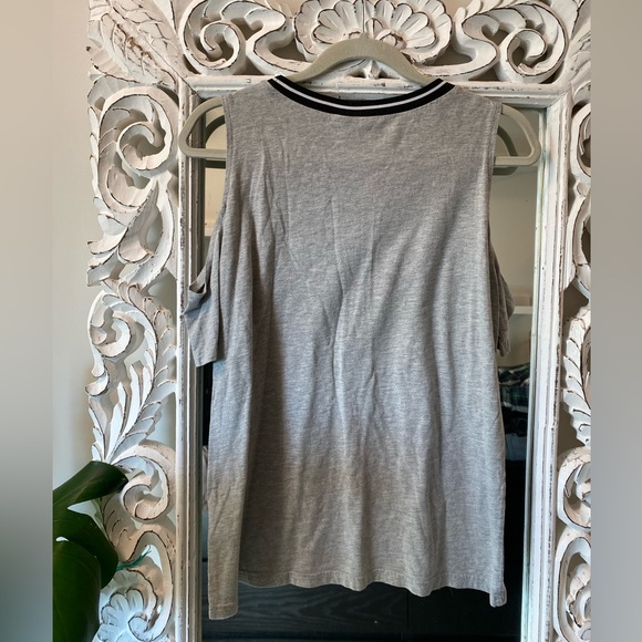 4/$30๐ฆ H&M open-shoulder top size small - Picture 2 of 3
